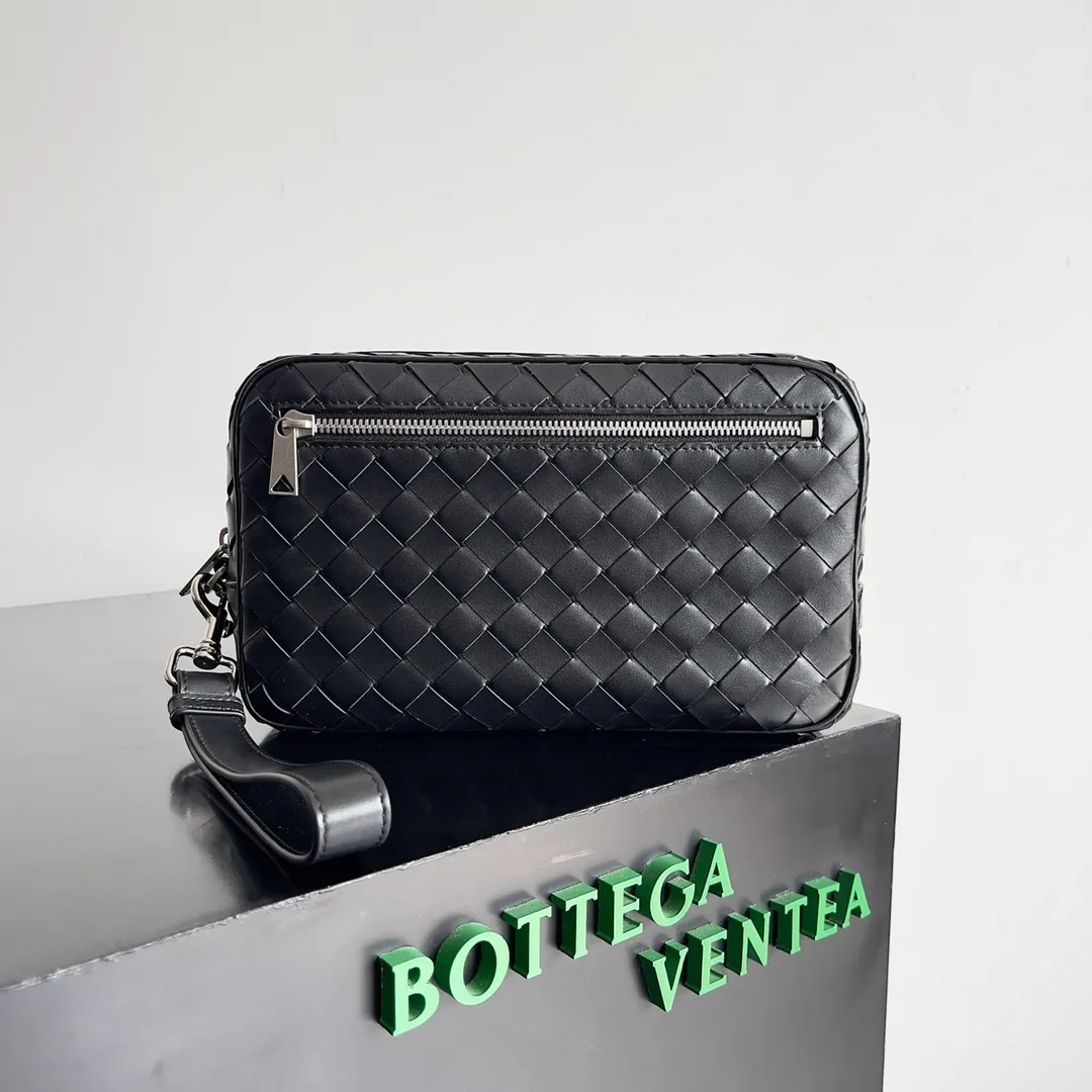 Batch 1660 BOTTEGA VENETA new men's INTRECCIATO woven wristband clutch bag. This is a clutch bag that can be hung on the wrist. It is more portable than other clutch bags. It can also hold some daily necessities. It is small and does not take up space to carry with you. The cow leather is durable and rich in texture. The classic weave is low-key and high-end. There are six card slots inside, which is very suitable for storing various cards such as ID cards and driver's licenses when traveling✈️ Style number: 777390 Size: 25*15*6.5cm